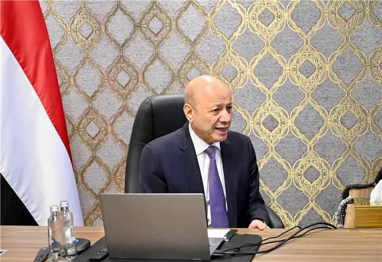 رئيس مجلس القيادة يتابع مستجدات عملية "فجر اليمن"...