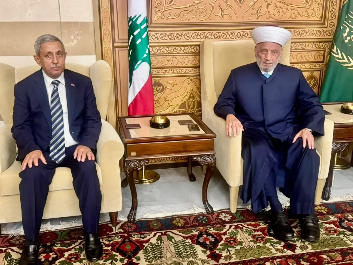 سفير اليمن يبحث مع مفتي لبنان تطورات الاوضاع في ال...