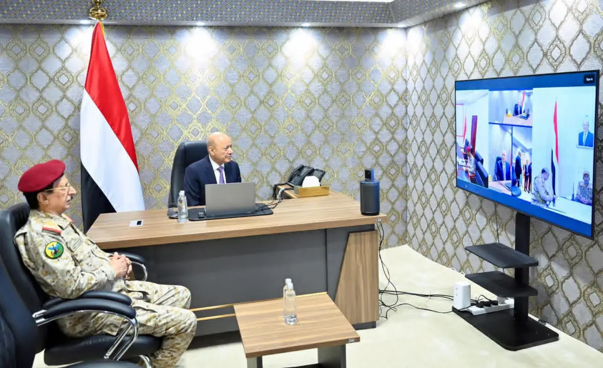 رئيس مجلس القيادة يتابع مستجدات عملية “فجر اليمن”...
