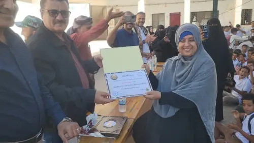 مدير عام البريقة يكرم أوائل الطلاب والمعلمين بمدرس...