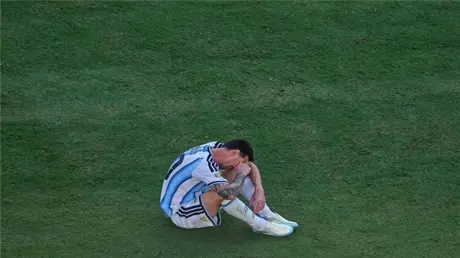 دموع ميسي تتصدر المشهد في ليلة الوداع (فيديو)