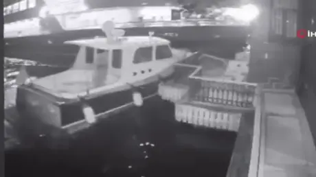 اسطنبول.. لحظة اصطدام سفينة بقصر يعود تاريخه إلى 2...
