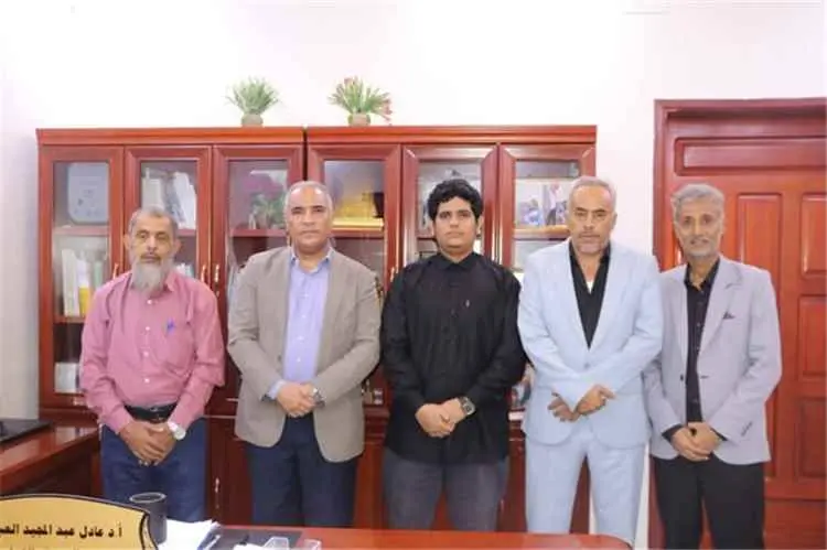 وزير التربية العبادي يستقبل الطالب الحائز على المر...