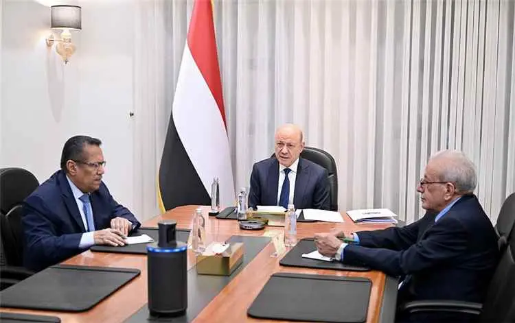 رئيس مجلس القيادة: عملية "فجر اليمن" ماضية حتى تحق...