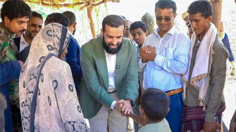 محافظ أبين ووزير الدولة يتفقدان مخيمات النازحين في منطقة القرنعة بمديرية خنفر