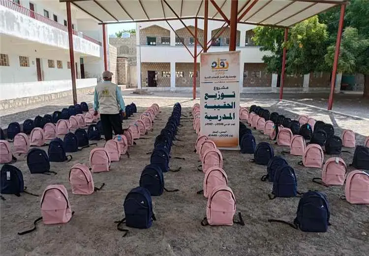 مؤسسة رواد للعمل الإنساني والتنمية توزع 200 حقيبة مدرسية في مودية بأبين