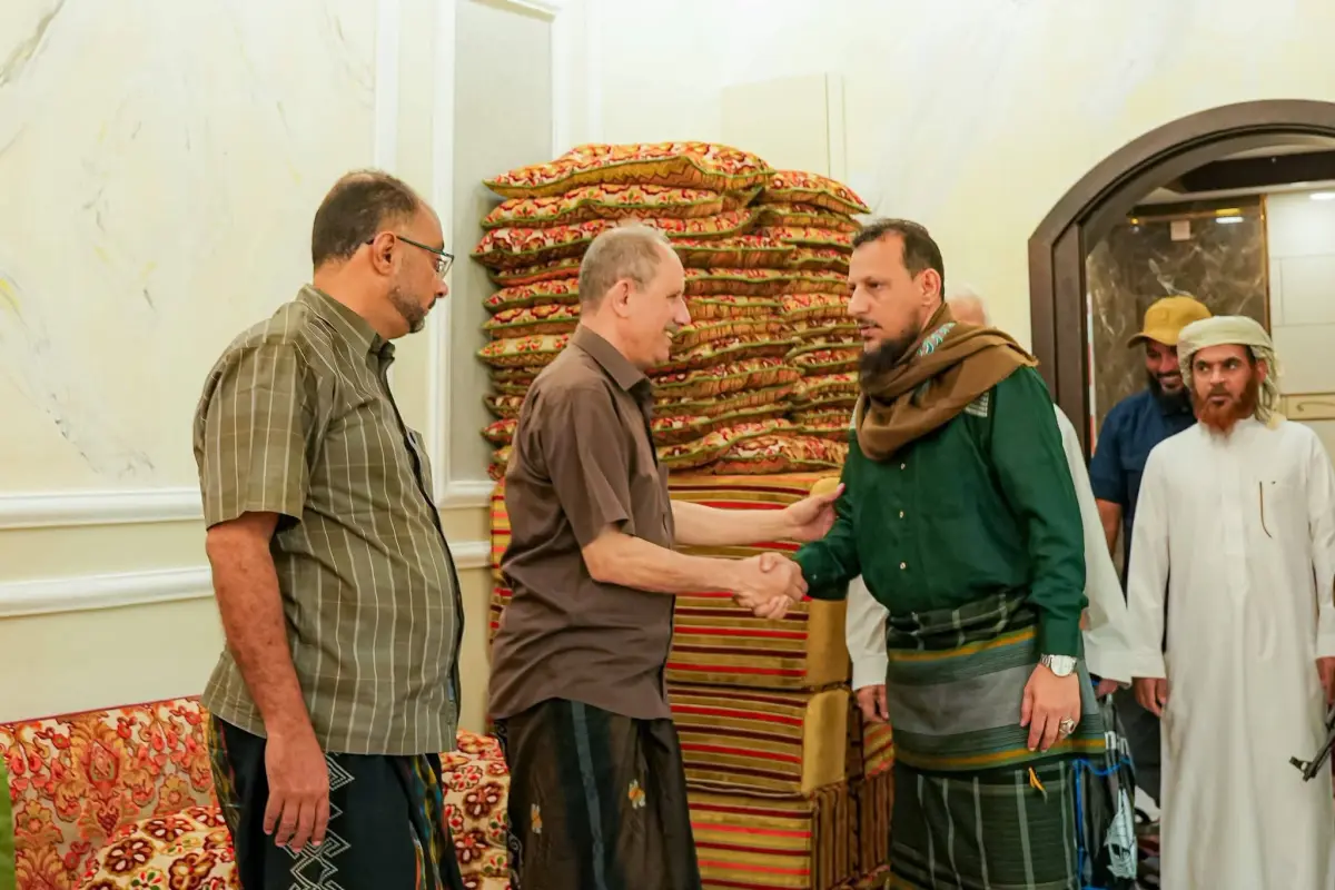 محافظ العاصمة عدن يؤدي واجب العزاء لأسرة المهندس ف...