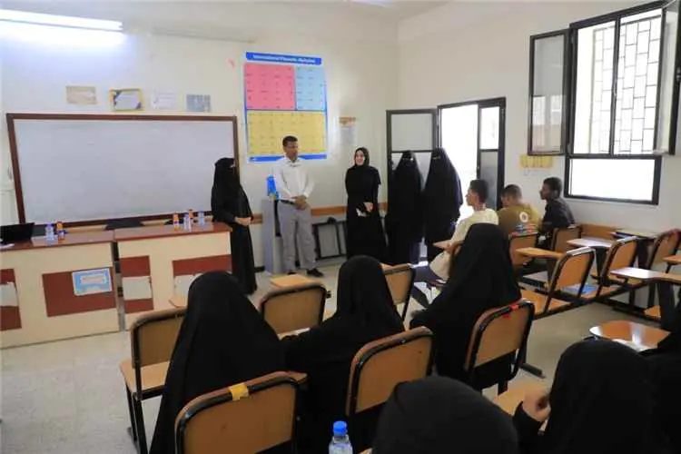 وكيلة حضرموت لشؤون المرأة تطلع على سوق العسل والمر...