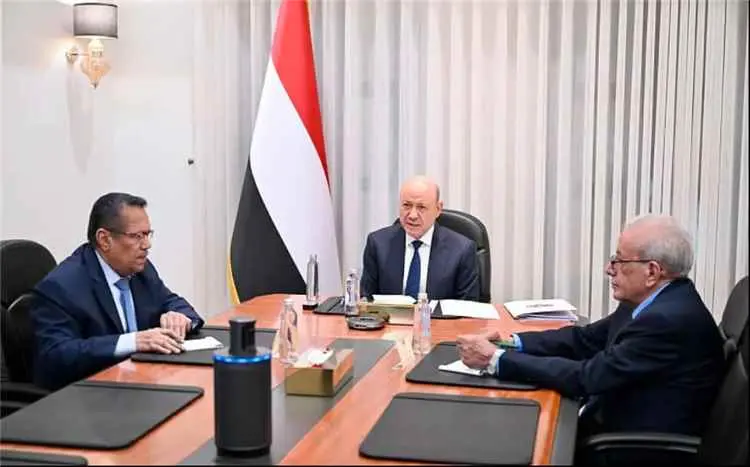 رئيس مجلس القيادة يؤكد أن المعركة تتطلب جبهة سياسي...