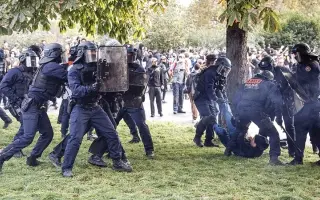 فرنسا تعلِّق استخدام القنابل الصوتية ضد المحتجين ب...