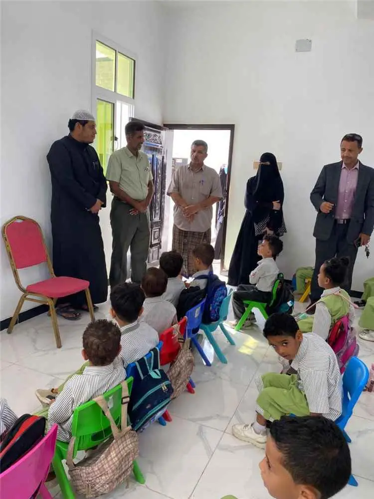 وكيل المهرة لشؤون التعليم يواصل نزولاته الميدانية لتفقد المدارس الحكومية والأهلية