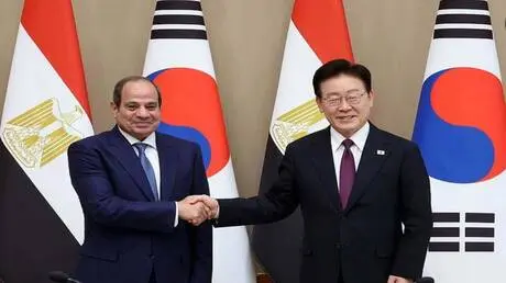 هدية فاخرة من رئيس كوريا الجنوبية للسيسي