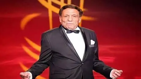 صورة للفنان المصري عادل إمام داخل سيارة يلوح بيده....