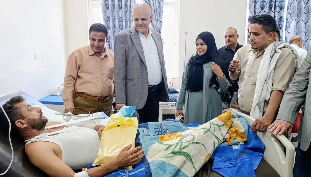 محافظ تعز يتفقد جرحى القوات المسلحة في مستشفيات ال...