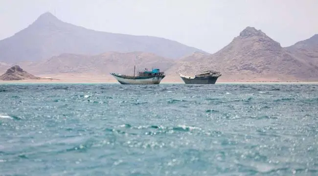 تحرك غامض.. نقل قيادي حوثي رفيع سراً من باب المندب...