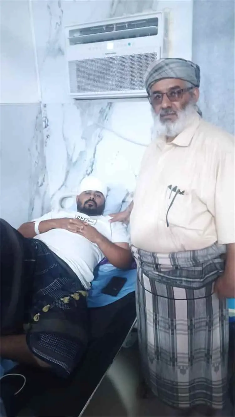 الشيخ صالح عبادي بن جراش يزور الجريح البطل علي الك...