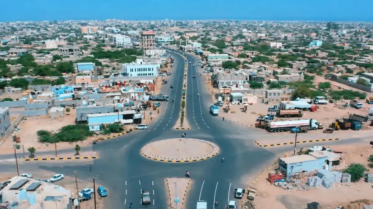 الحوثيون يفرضون رسومًا جديدة على المركبات في الساحل الغربي رغم جمركتها حكوميًا
