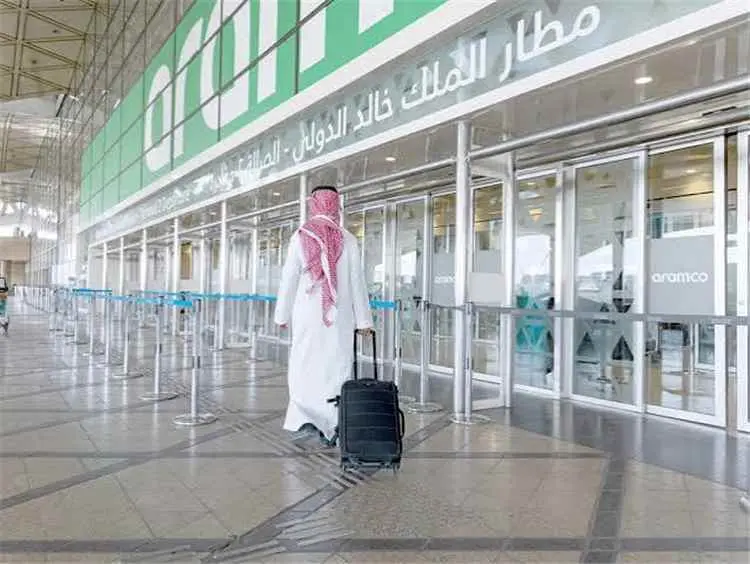 استشهاد 3 مواطنين في هجومين حوثيين استهدفا مطار الملك خالد وطائرة للخطوط السعودية