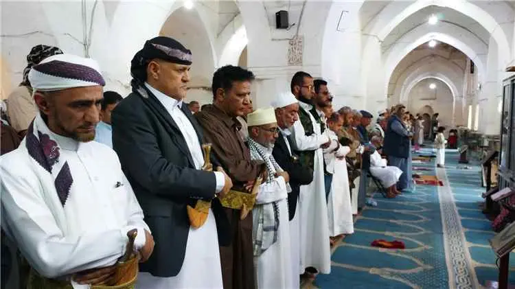 محافظ تعز يؤدي صلاة الجمعة في مسجد المظفر بمدينة ت...