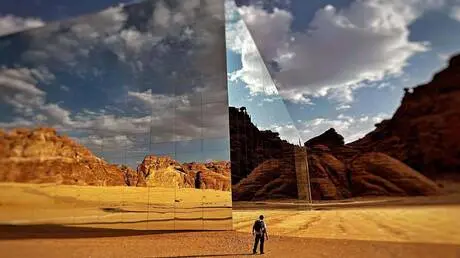 إسرائيلي يتوجه للسعودية متخفيا ويتحدث عن "مهمة سري...