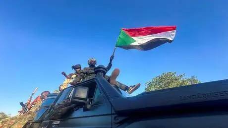 الجيش السوداني يشن ضربات جوية عنيفة على أرتال الدع...
