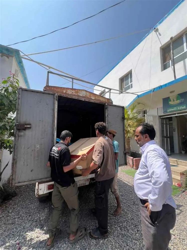 مدير عام خورمكسر يسلّم المجمع الصحي منظومة طاقة شم...
