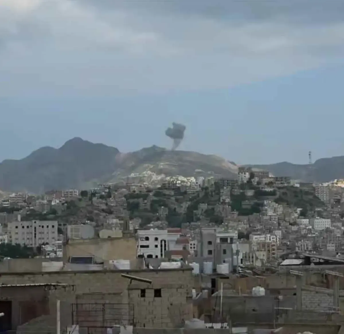 غارات جوية مكثفة تستهدف مواقع وآليات وتعزيزات حوثي...