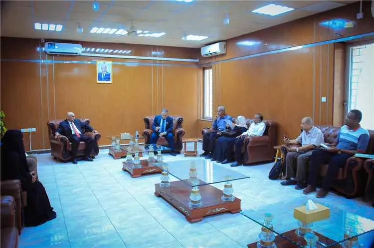 رئيس جامعة عدن يبحث استعدادات المشاركة في تصنيف الجامعات العربية 2026م