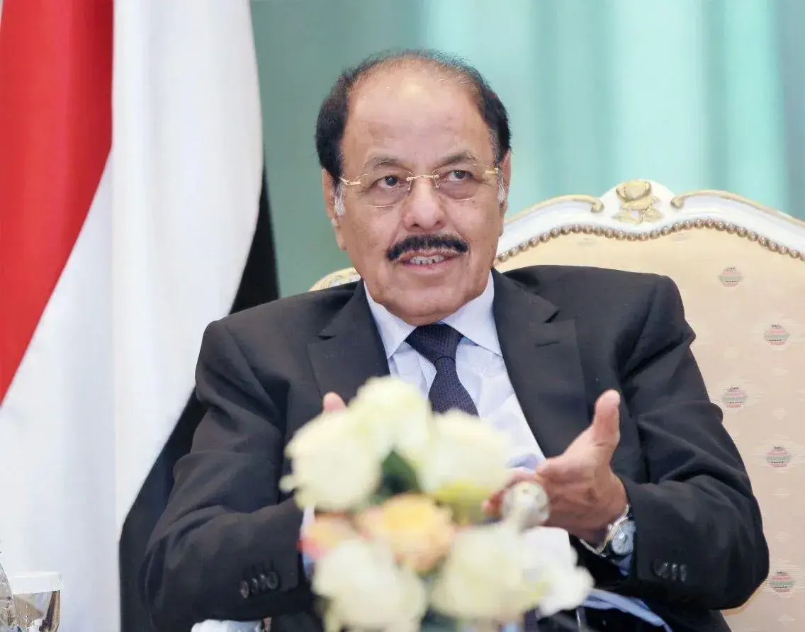 علي محسن الأحمر يندد بالهجوم على مطار الرياض ويؤكد...