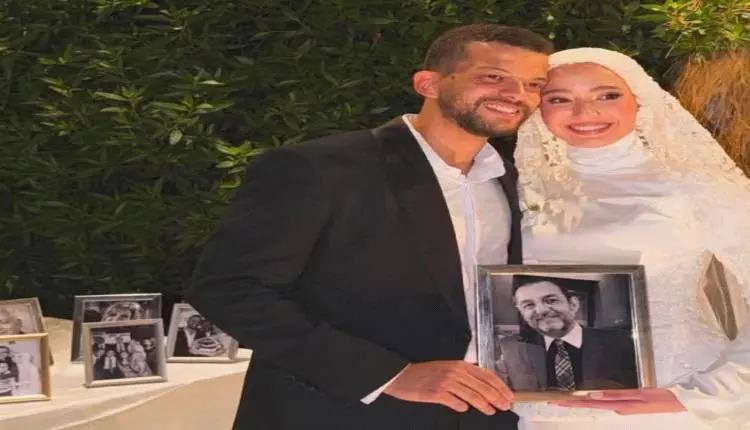 ابنة محمد مرزبان ترفع صور والدها الراحل وتحتضنه بح...