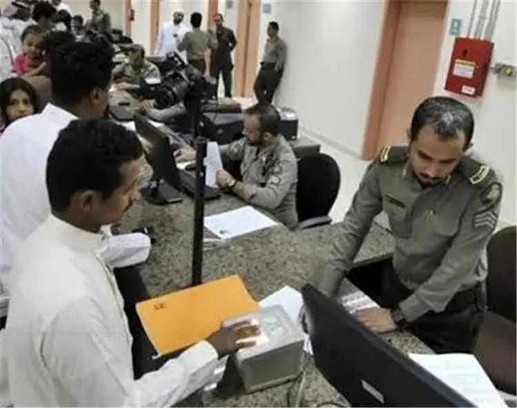السعودية تمدد تأشيرات الزيارة المنتهية لليمنيين آلياً دون مراجعة