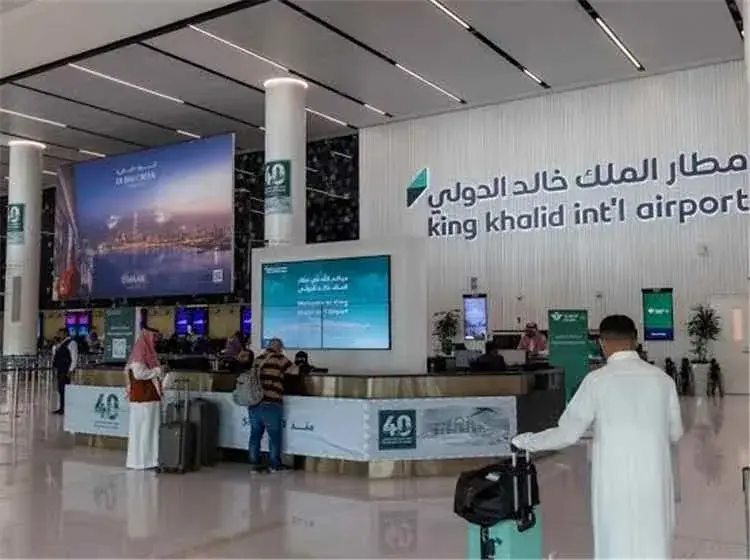 السعودية تمدد تعليق الرحلات بمطار الرياض للتحقق من...