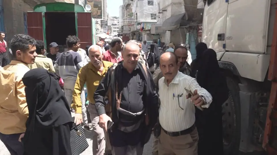 وكيل تعز يوجّه بفتح المحال المغلقة وبيع المواد الغ...