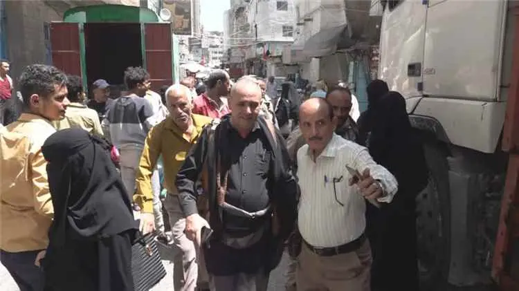 وكيل تعز يوجّه بفتح المحال المغلقة وبيع المواد الغ...