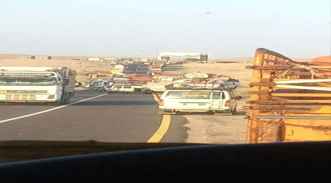 معاناة متواصلة.. تكدّس المسافرين عند مدخل عدن لليو...