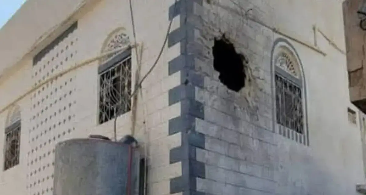 قصف حوثي يستهدف منازل المدنيين في تعز ويصيب طفلة