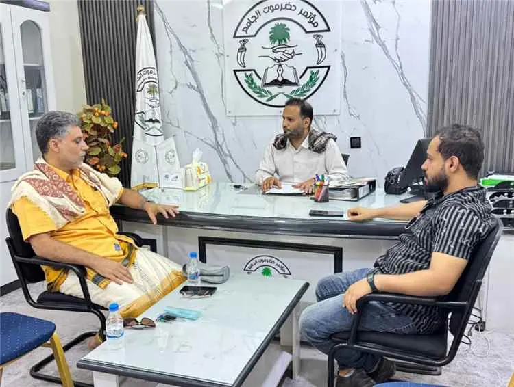 أمين عام مؤتمر حضرموت الجامع يبحث تطوير الأداء الت...