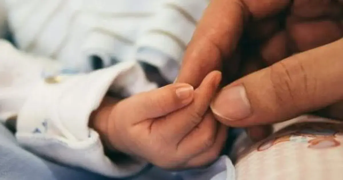 بريطانية تنجب بعد 23 عامًا من تجميد أنسجة المبيض