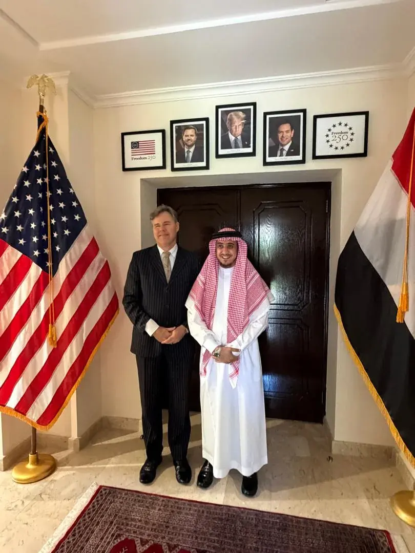 القائم بأعمال السفير الأمريكي لدى اليمن يبحث مع ال...