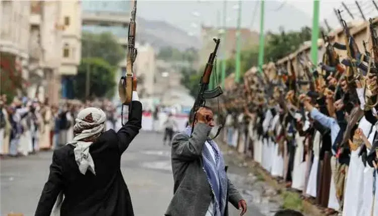مخاوف من الضربات الجوية تدفع قيادات حوثية للبحث عن...