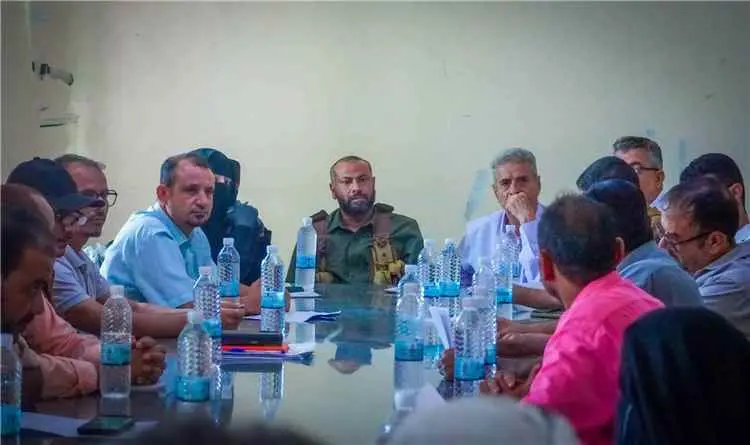 محافظ الضالع يشدد على التنسيق المسبق للمشاريع الإن...