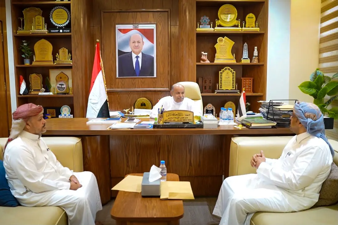 الخنبشي يناقش أوضاع قطاع التعليم ويوقّع عقداً لتجه...