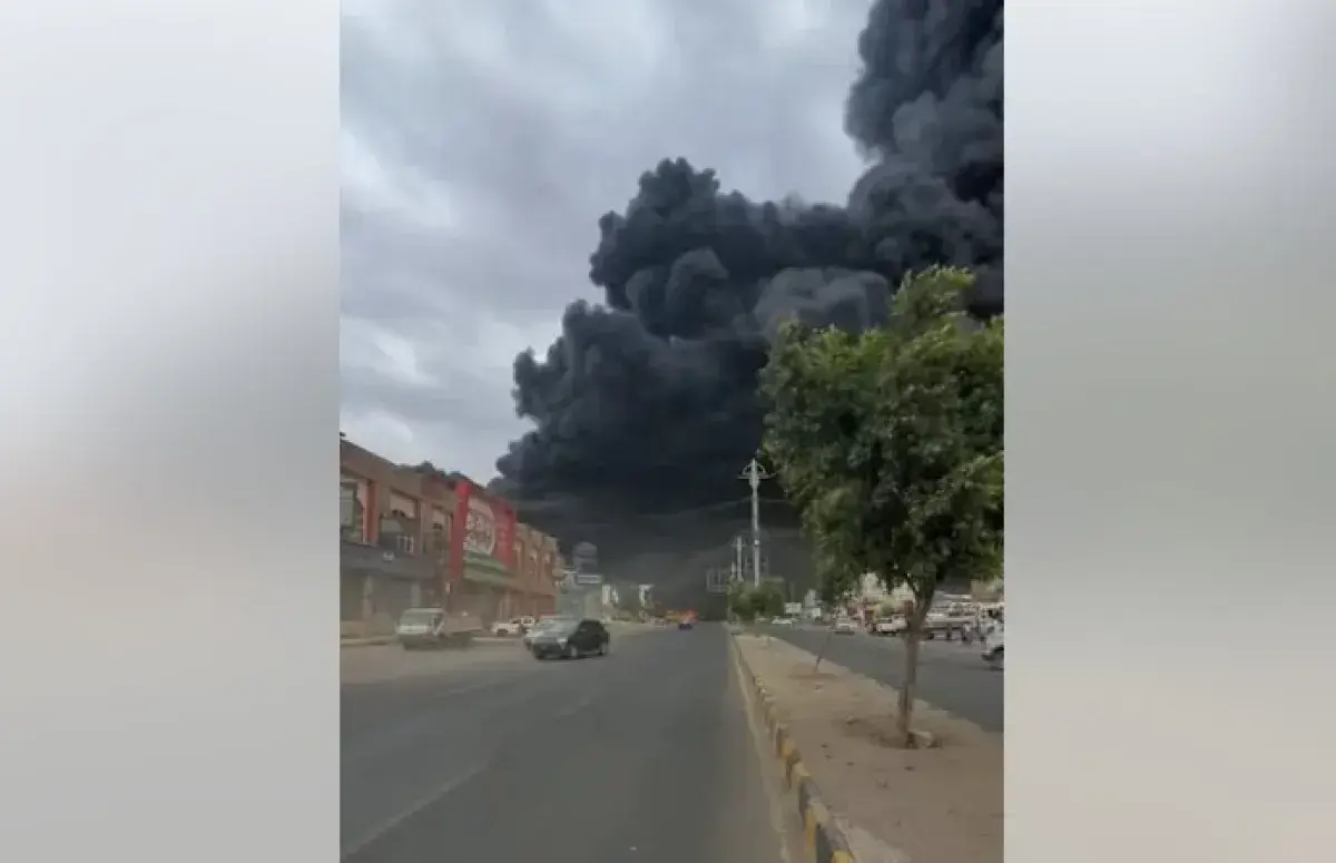 سقوط مسيرتين للحوثيين يشعل حريقاً هائلاً في مستودع...