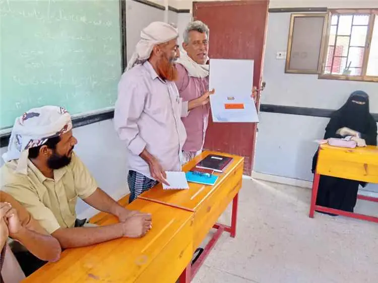 مدير تربية الوضيع يكرم المعلمة نجوئ الضيف بعد مباد...