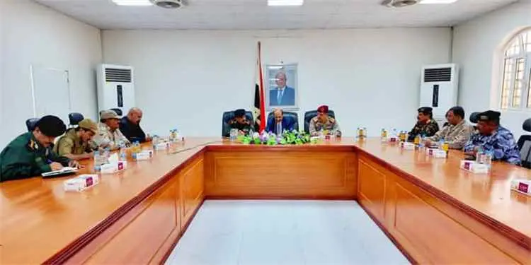 اللجنة الأمنية بشبوة تؤكد رفع الجاهزية وتقر إجراءا...