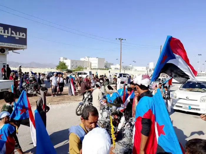 بدء توافد الحشود إلى عتق احتفالاً بذكرى 14 أكتوبر