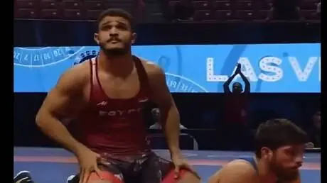 مصارع مصري يتلاعب ببطل أوكرانيا في بطولة العالم وي...