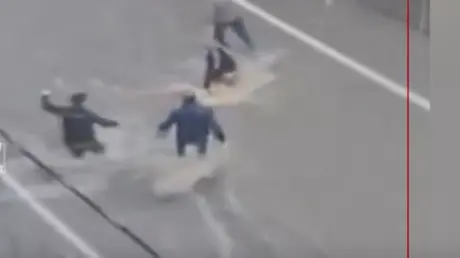 المارّة ينقذون سيدة جرفتها مياه السيول في مدينة إس...