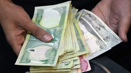 العراق يخطط للوصول بسعر صرف الدولار في السوق الموا...