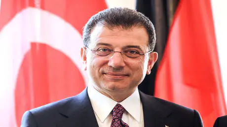 رئيس بلدية إسطنبول المسجون يبدأ دفاعه أمام المحكمة...